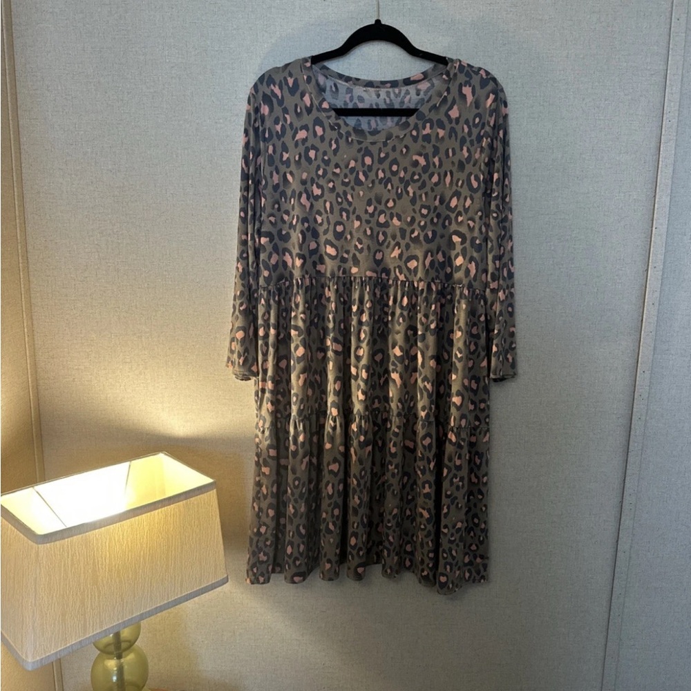 Chic Leopard Print Midi Dress in Gray and Pink
